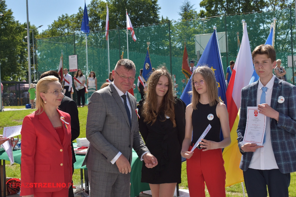 Ósmoklasiści pożegnali swoją szkołę w Strzelnie