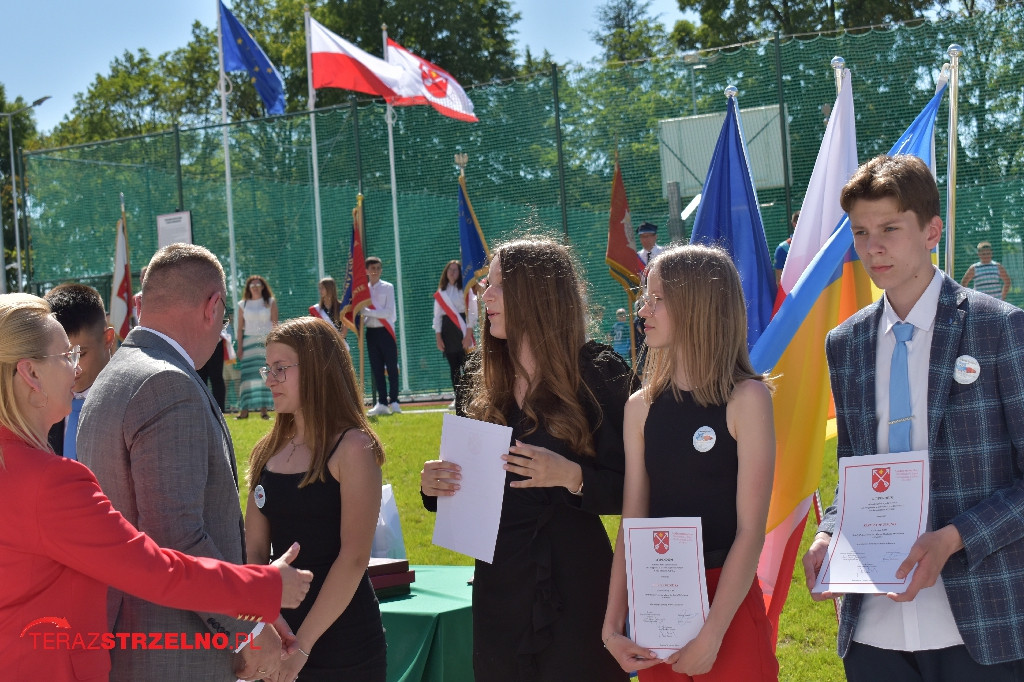 Ósmoklasiści pożegnali swoją szkołę w Strzelnie