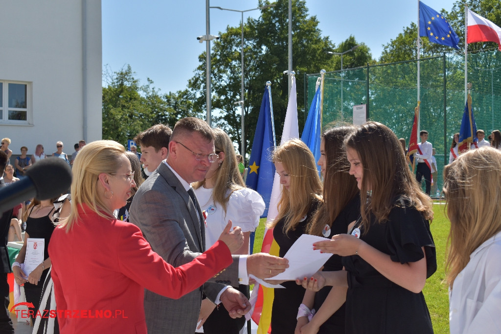 Ósmoklasiści pożegnali swoją szkołę w Strzelnie
