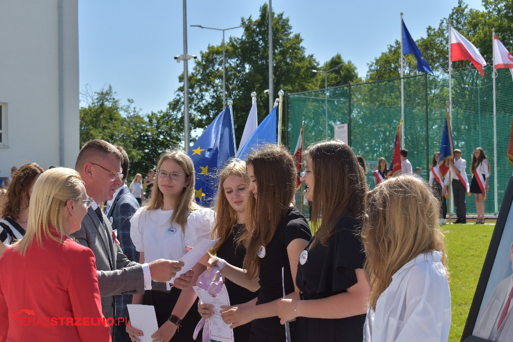 Ósmoklasiści pożegnali swoją szkołę w Strzelnie