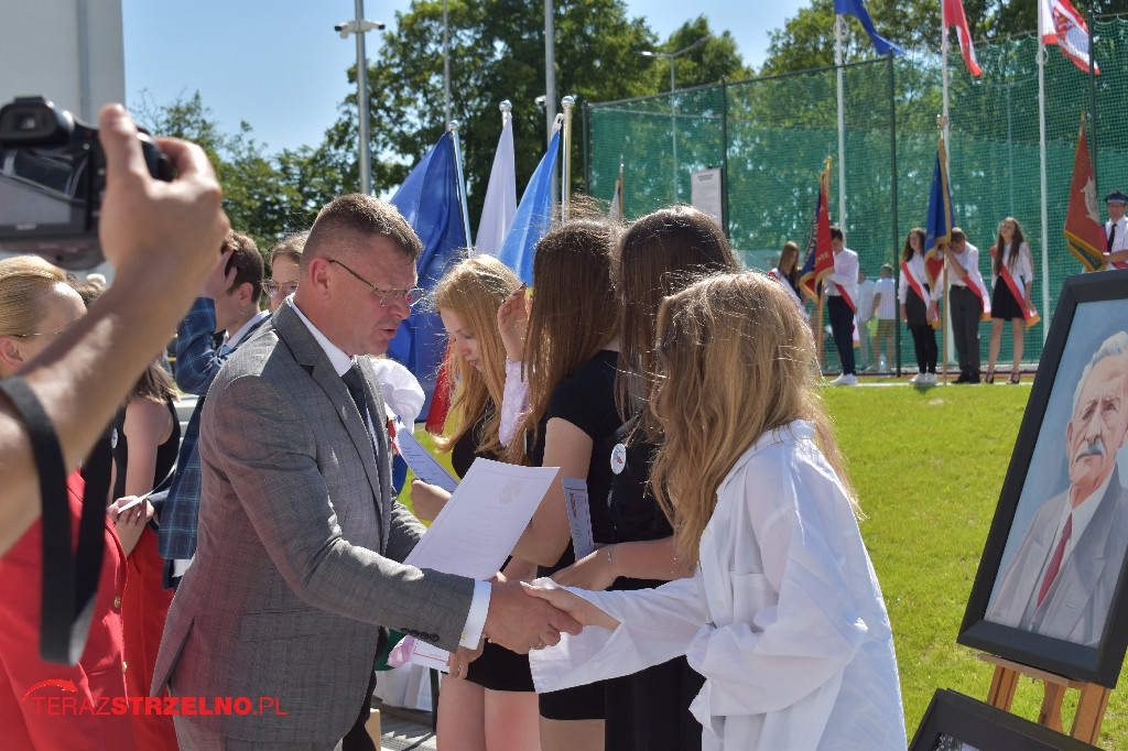 Ósmoklasiści pożegnali swoją szkołę w Strzelnie