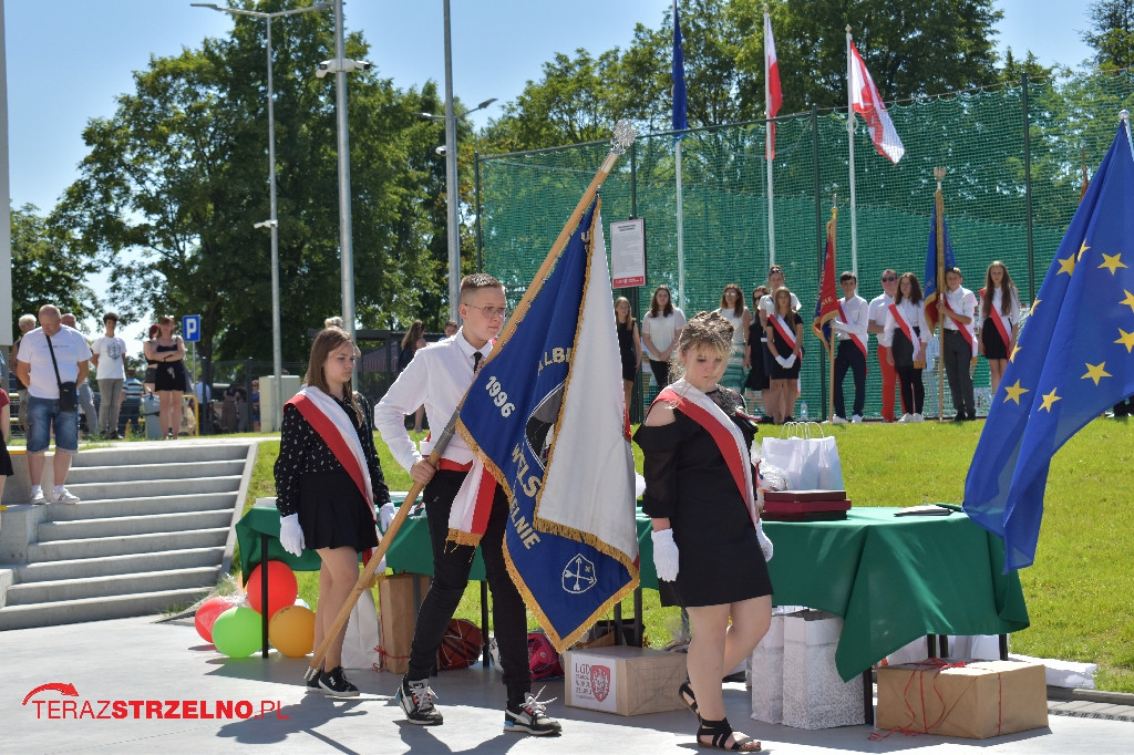Ósmoklasiści pożegnali swoją szkołę w Strzelnie