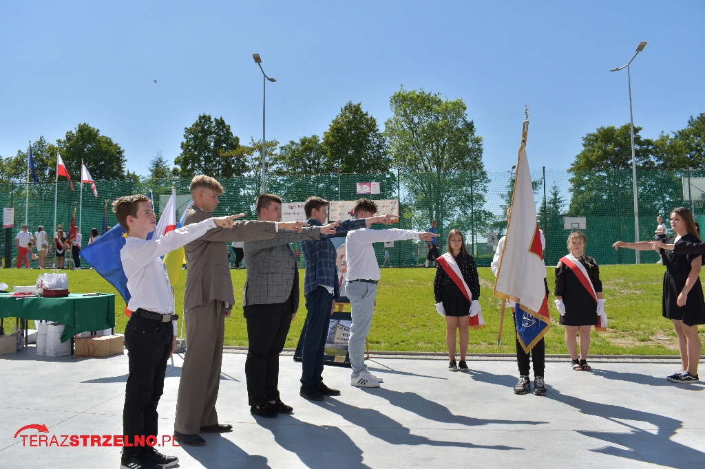 Ósmoklasiści pożegnali swoją szkołę w Strzelnie