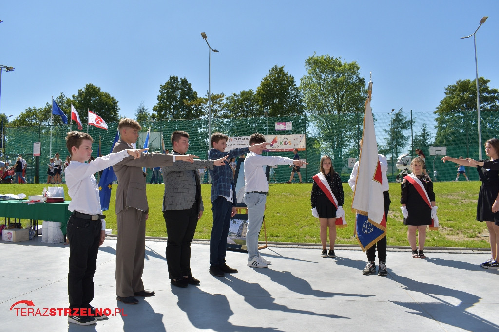 Ósmoklasiści pożegnali swoją szkołę w Strzelnie