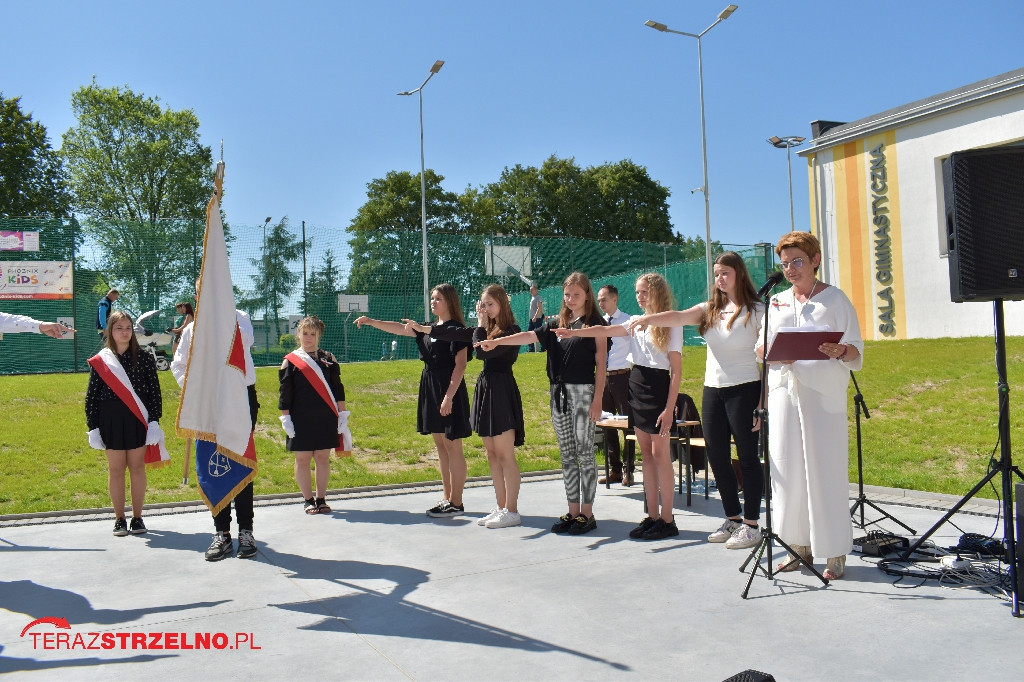 Ósmoklasiści pożegnali swoją szkołę w Strzelnie