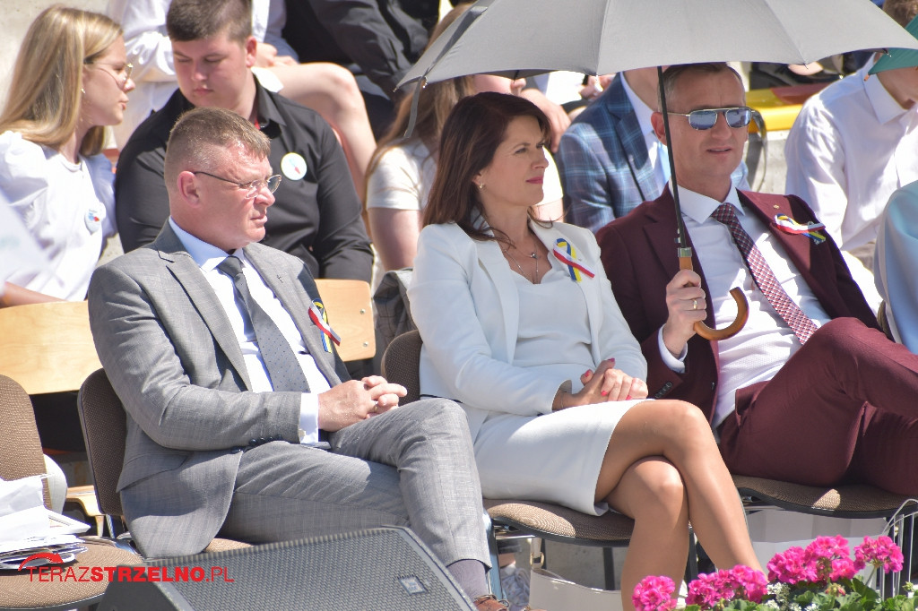 Ósmoklasiści pożegnali swoją szkołę w Strzelnie