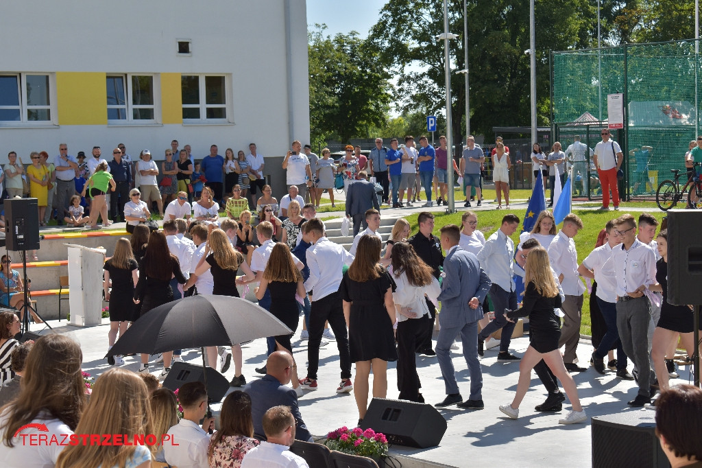 Ósmoklasiści pożegnali swoją szkołę w Strzelnie
