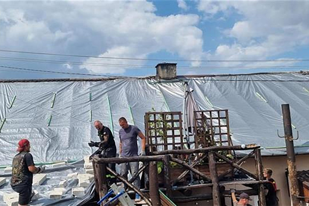 Strażacy OSP zabezpieczali dach na spalonej posesji - fot.