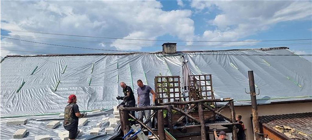 Strażacy OSP zabezpieczali dach na spalonej posesji - fot.