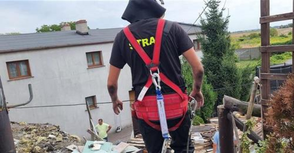 Strażacy OSP zabezpieczali dach na spalonej posesji - fot.