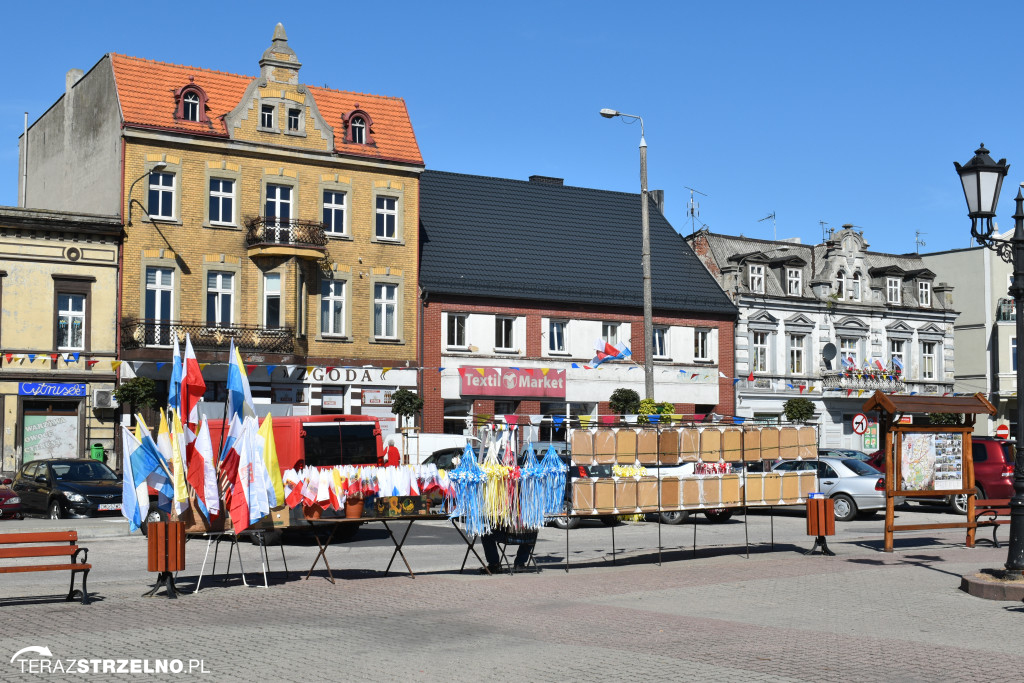 Firma z Jacewa rozpoczęła prace  porządkujące zieleń na terenie Rynku w Strzelnie