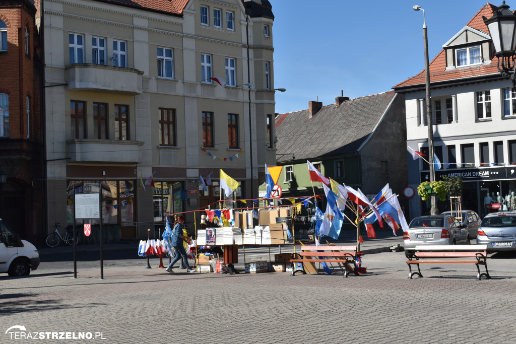 Firma z Jacewa rozpoczęła prace  porządkujące zieleń na terenie Rynku w Strzelnie