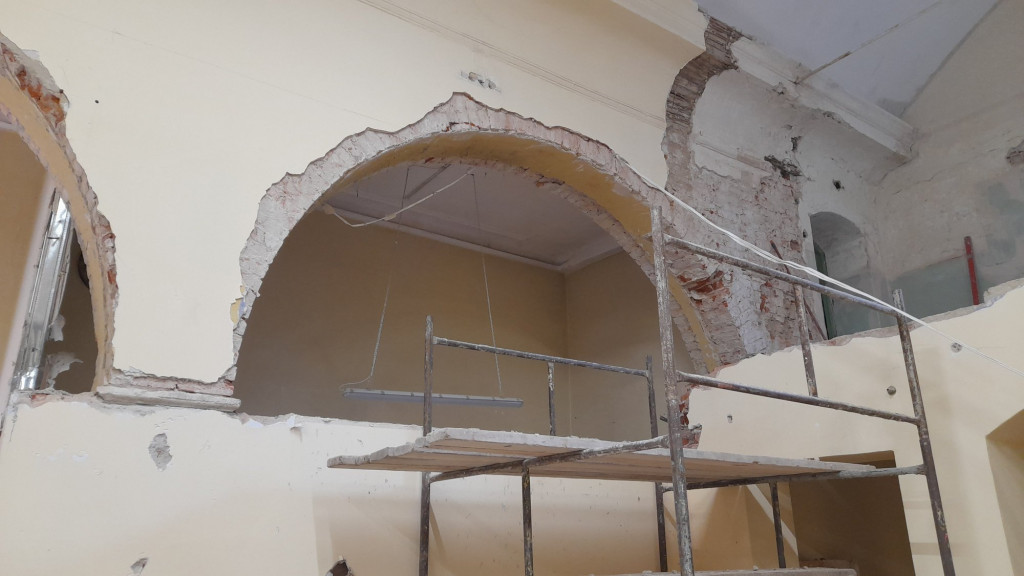 Niegdyś w Kościele Św. Trójcy, dzisiaj w Domu Kultury - odkryto kolumny