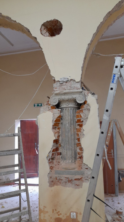 Niegdyś w Kościele Św. Trójcy, dzisiaj w Domu Kultury - odkryto kolumny