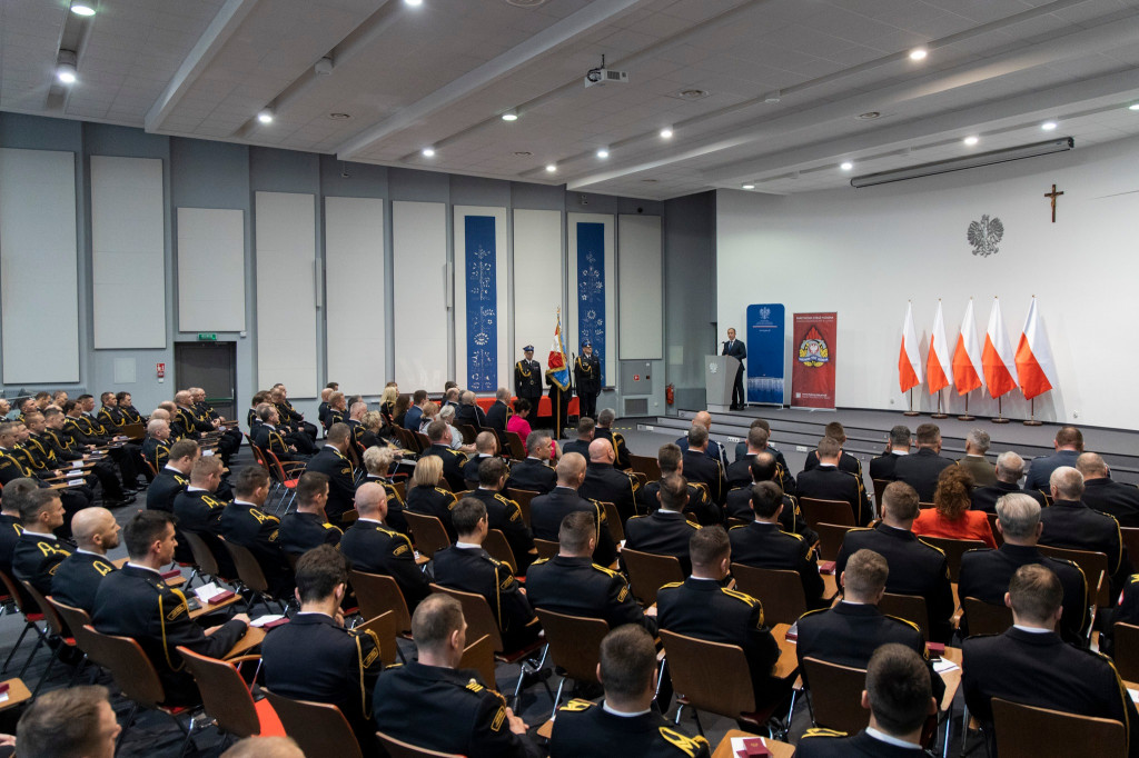 Funkcjonariusze PSP i druhowie OSP otrzymali medale, odznaki i awanse na wyższe stopnie służbowe.