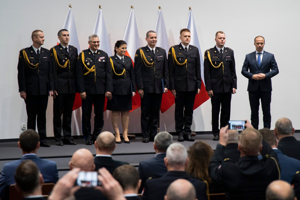 Funkcjonariusze PSP i druhowie OSP otrzymali medale, odznaki i awanse na wyższe stopnie służbowe.