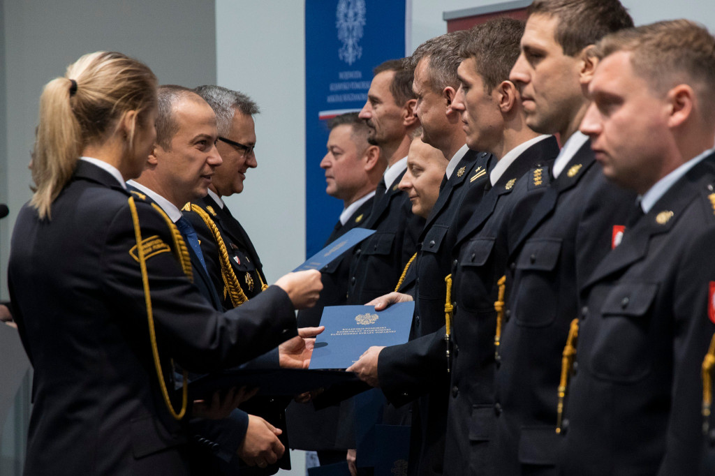 Funkcjonariusze PSP i druhowie OSP otrzymali medale, odznaki i awanse na wyższe stopnie służbowe.