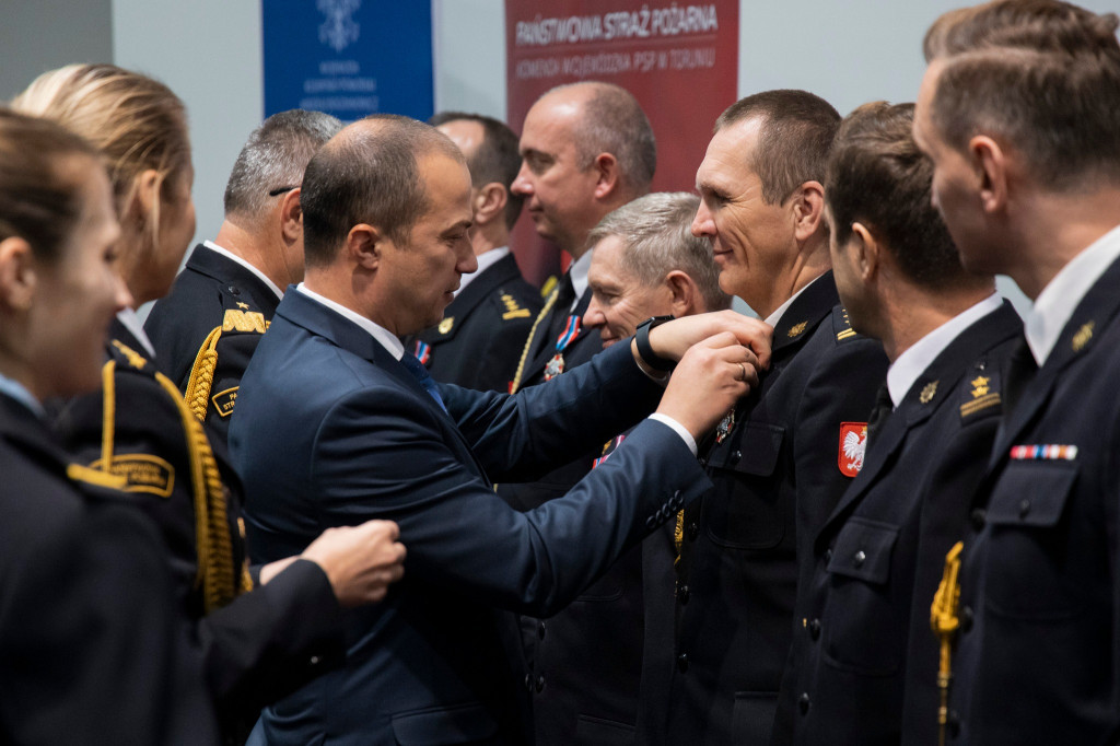 Funkcjonariusze PSP i druhowie OSP otrzymali medale, odznaki i awanse na wyższe stopnie służbowe.