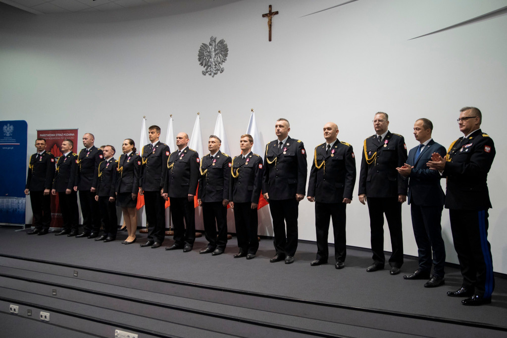 Funkcjonariusze PSP i druhowie OSP otrzymali medale, odznaki i awanse na wyższe stopnie służbowe.