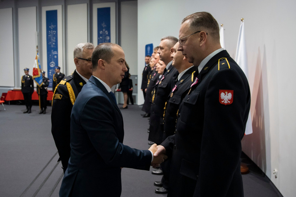 Funkcjonariusze PSP i druhowie OSP otrzymali medale, odznaki i awanse na wyższe stopnie służbowe.