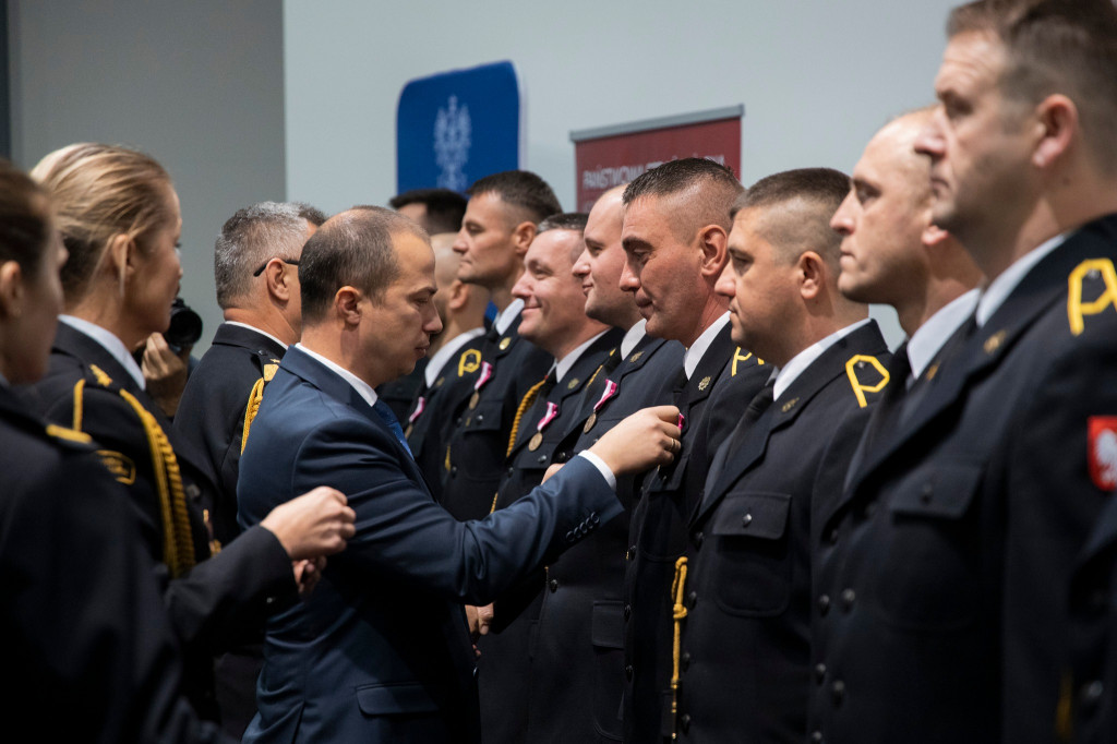 Funkcjonariusze PSP i druhowie OSP otrzymali medale, odznaki i awanse na wyższe stopnie służbowe.