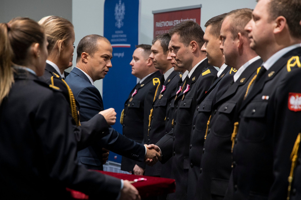 Funkcjonariusze PSP i druhowie OSP otrzymali medale, odznaki i awanse na wyższe stopnie służbowe.