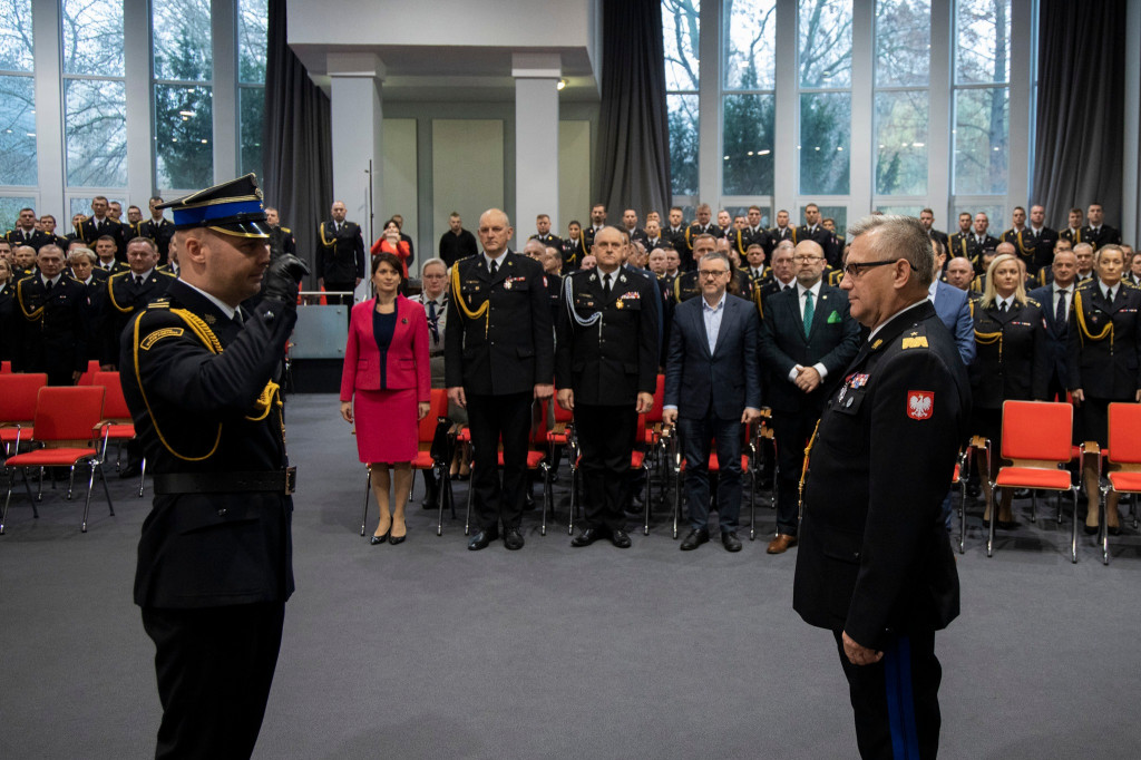 Funkcjonariusze PSP i druhowie OSP otrzymali medale, odznaki i awanse na wyższe stopnie służbowe.