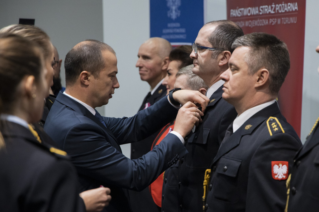 Funkcjonariusze PSP i druhowie OSP otrzymali medale, odznaki i awanse na wyższe stopnie służbowe.
