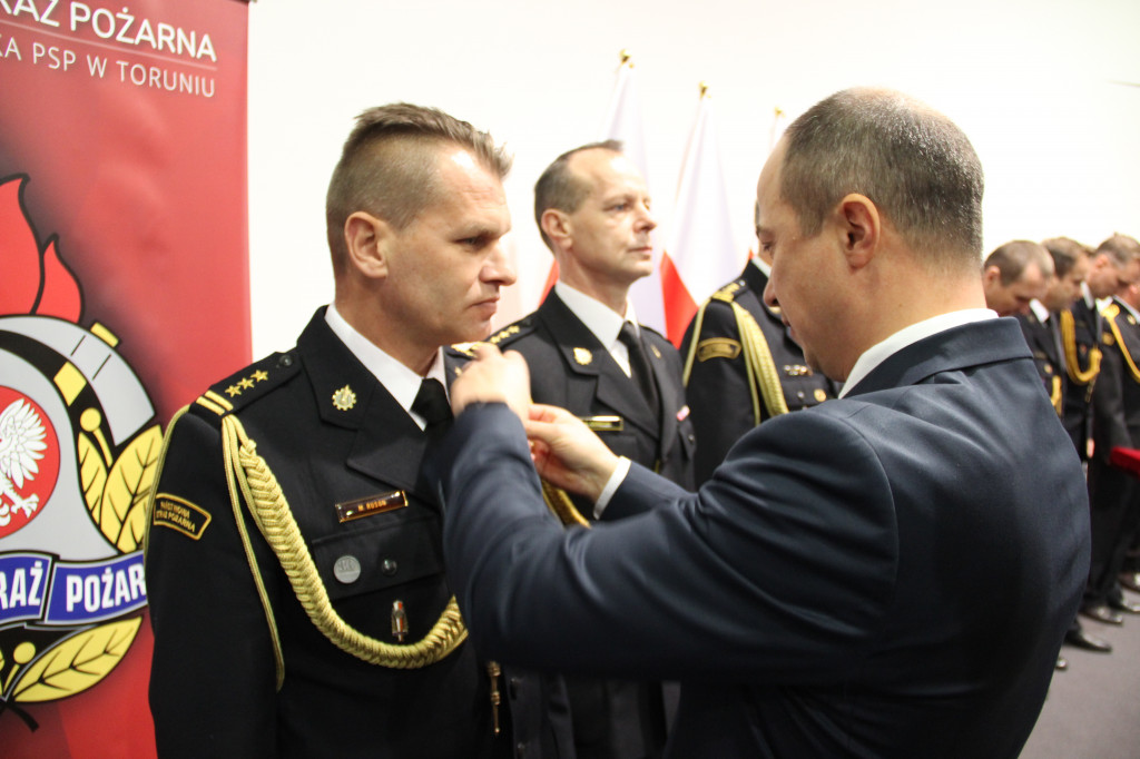 Funkcjonariusze PSP i druhowie OSP otrzymali medale, odznaki i awanse na wyższe stopnie służbowe.