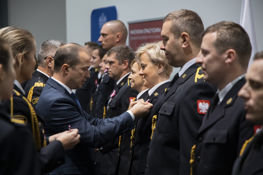 Funkcjonariusze PSP i druhowie OSP otrzymali medale, odznaki i awanse na wyższe stopnie służbowe.