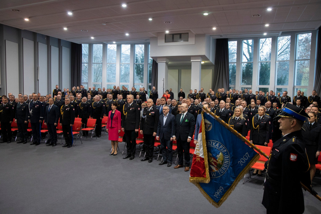 Funkcjonariusze PSP i druhowie OSP otrzymali medale, odznaki i awanse na wyższe stopnie służbowe.