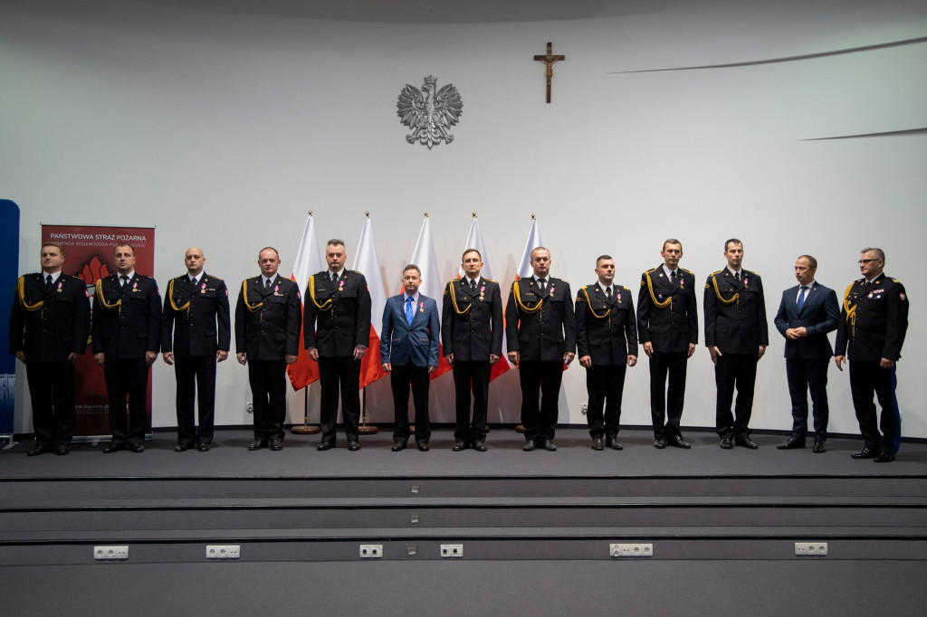 Funkcjonariusze PSP i druhowie OSP otrzymali medale, odznaki i awanse na wyższe stopnie służbowe.