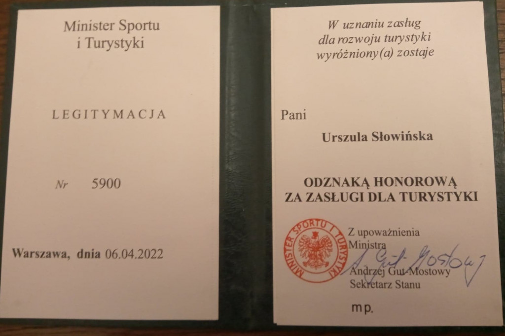 PTTK otrzymało gratulacje z okazji jubileuszu oraz medal dla Urszuli Słowińskiej