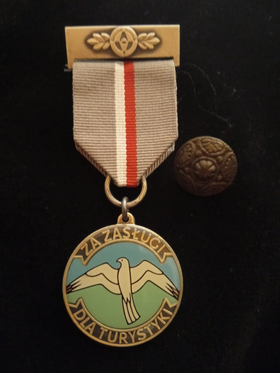 PTTK otrzymało gratulacje z okazji jubileuszu oraz medal dla Urszuli Słowińskiej