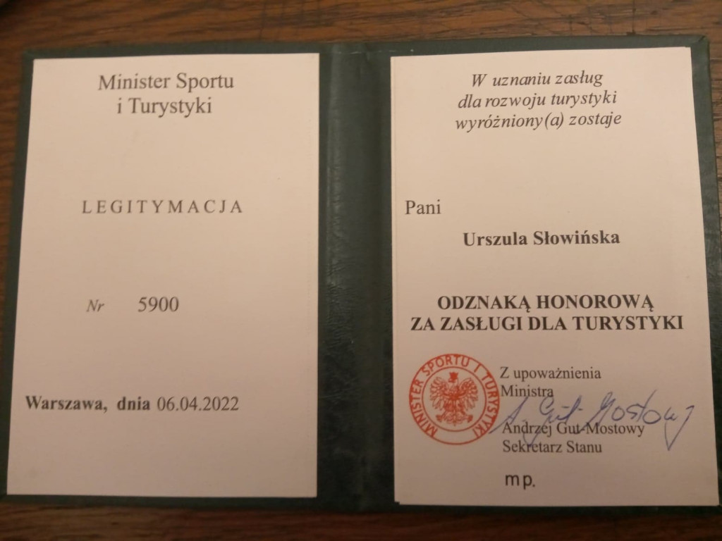 PTTK otrzymało gratulacje z okazji jubileuszu oraz medal dla Urszuli Słowińskiej