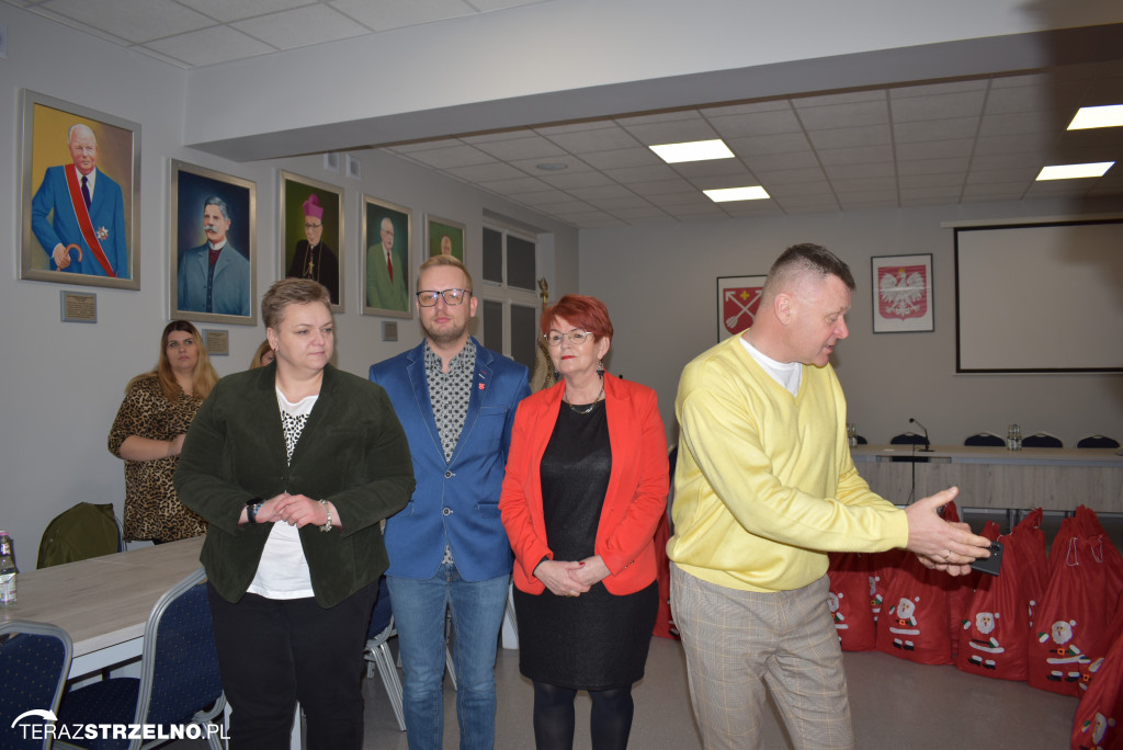 Mikołajki dla dzieci w UM, w Strzelnie - rządowe wsparcie dla podopiecznych MOPS