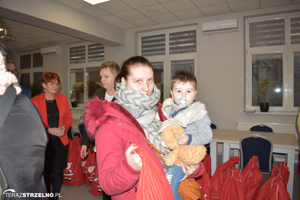 Mikołajki dla dzieci w UM, w Strzelnie - rządowe wsparcie dla podopiecznych MOPS
