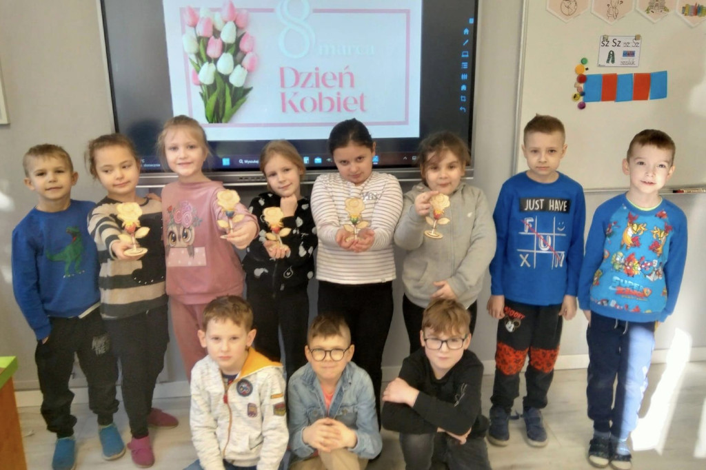 Być kobietą, być kobietą...- słodki Dzień Koboiet w SP w Markowicach
