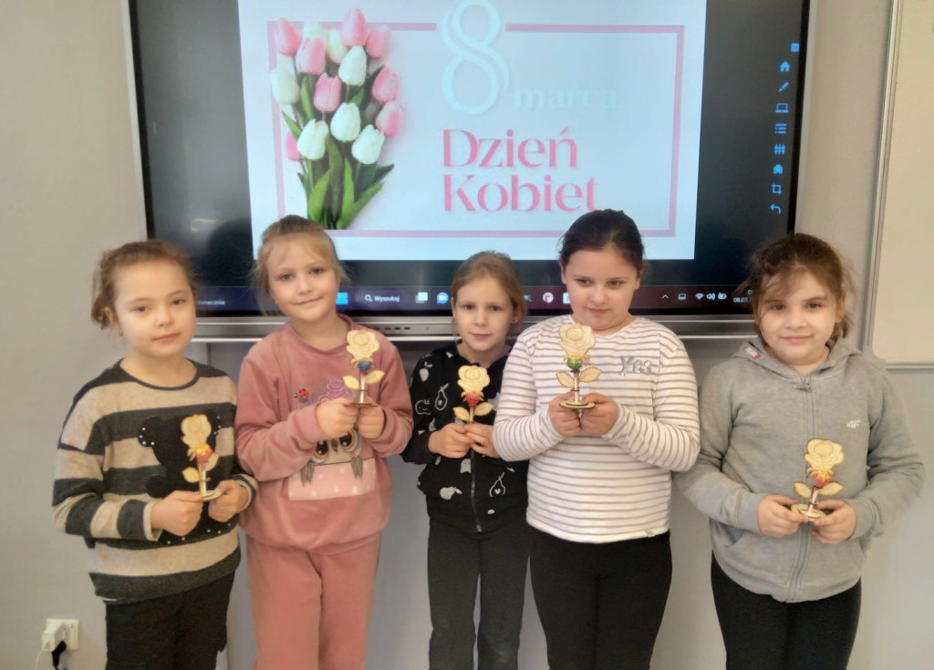 Być kobietą, być kobietą...- słodki Dzień Koboiet w SP w Markowicach