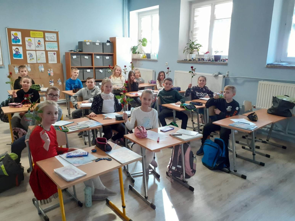 Być kobietą, być kobietą...- słodki Dzień Koboiet w SP w Markowicach