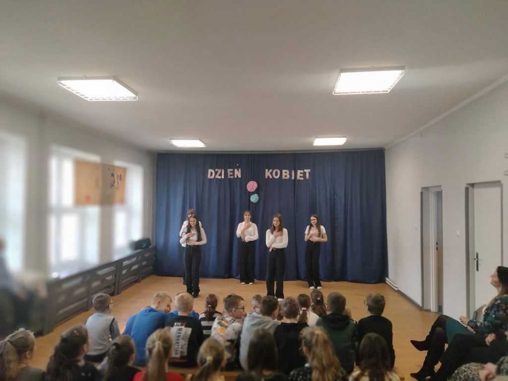 Być kobietą, być kobietą...- słodki Dzień Koboiet w SP w Markowicach