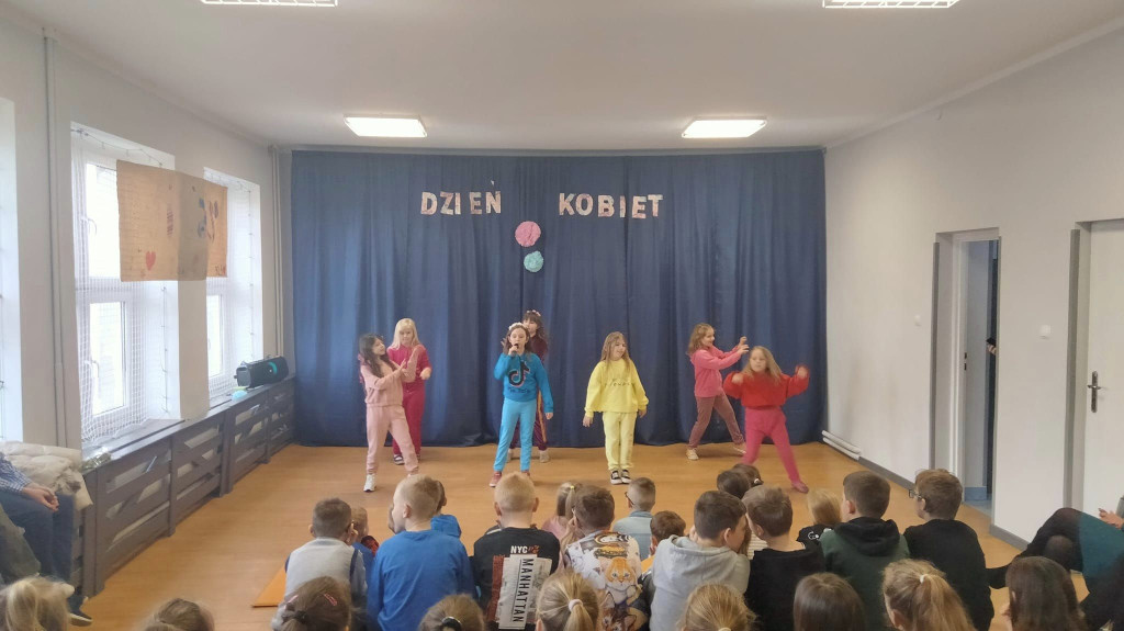 Być kobietą, być kobietą...- słodki Dzień Koboiet w SP w Markowicach