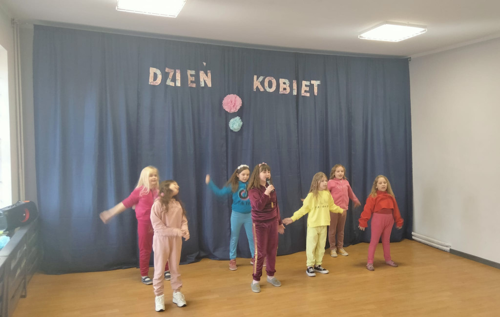Być kobietą, być kobietą...- słodki Dzień Koboiet w SP w Markowicach