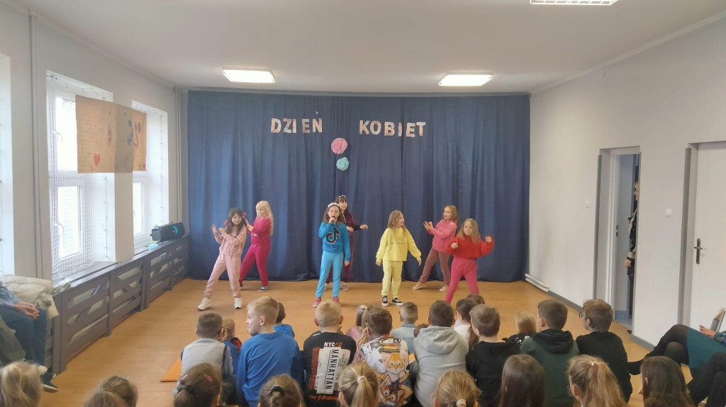 Być kobietą, być kobietą...- słodki Dzień Koboiet w SP w Markowicach