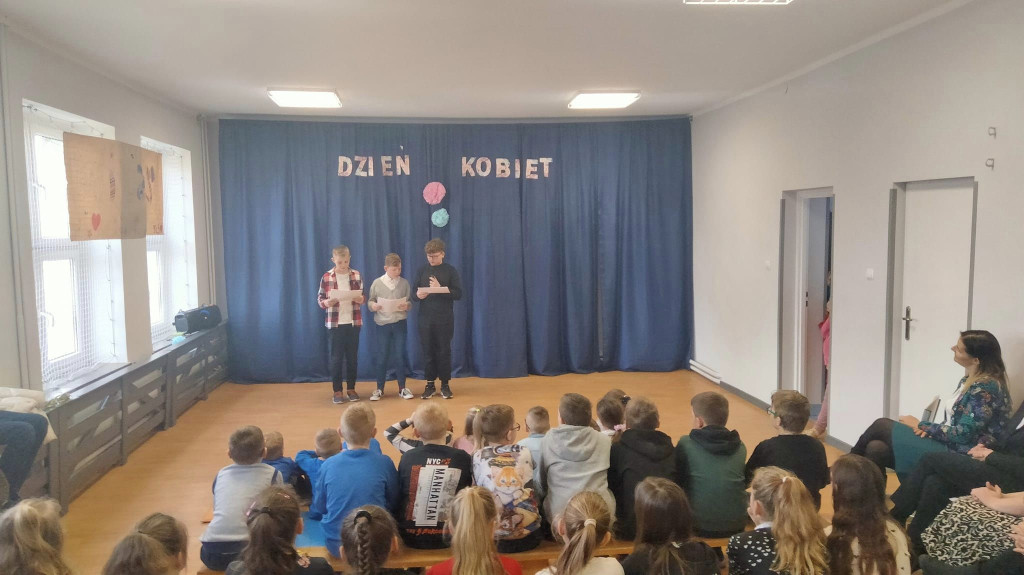 Być kobietą, być kobietą...- słodki Dzień Koboiet w SP w Markowicach