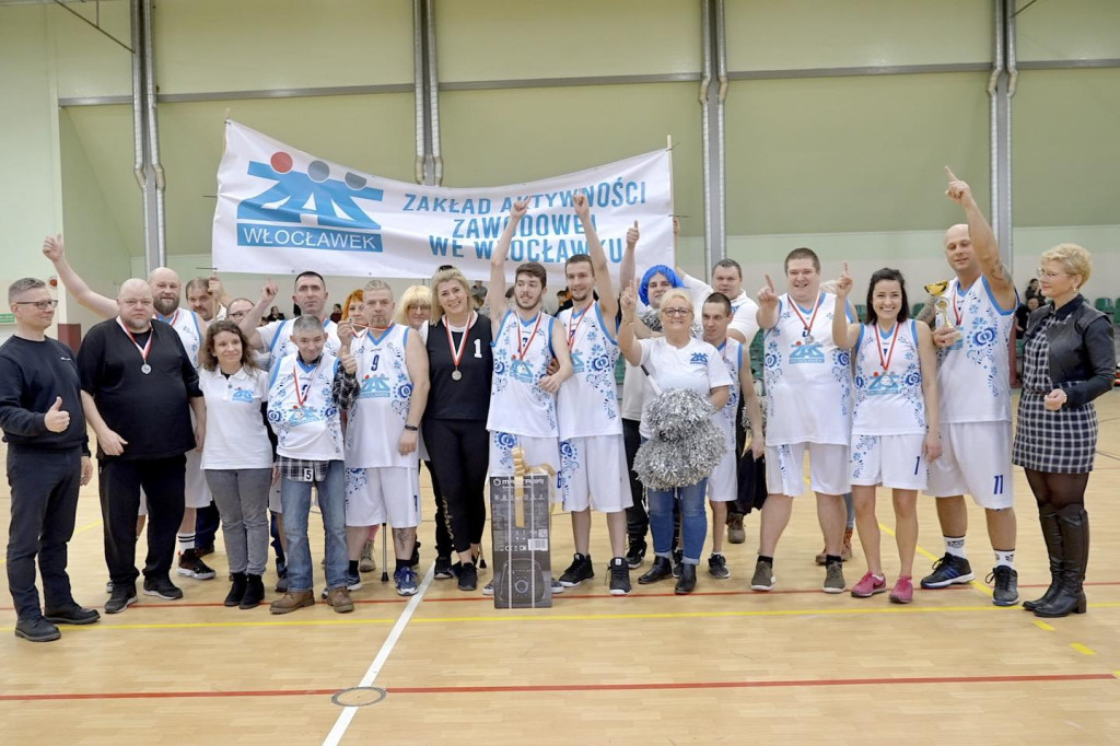 Integracyjny turniej Piłki Koszykowej osób niepełnosprawnych na hali widowiskowej w Strzelnie
