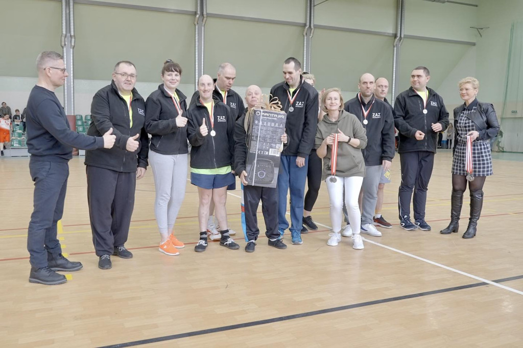 Integracyjny turniej Piłki Koszykowej osób niepełnosprawnych na hali widowiskowej w Strzelnie