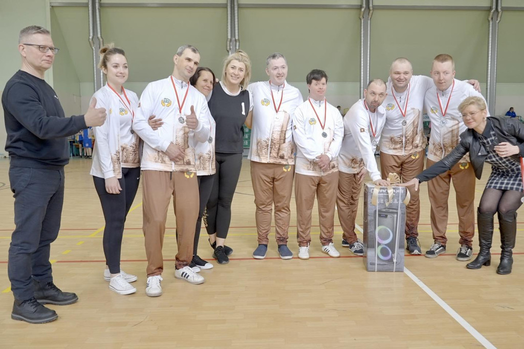 Integracyjny turniej Piłki Koszykowej osób niepełnosprawnych na hali widowiskowej w Strzelnie