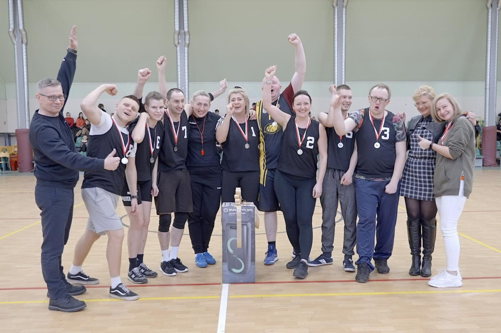 Integracyjny turniej Piłki Koszykowej osób niepełnosprawnych na hali widowiskowej w Strzelnie