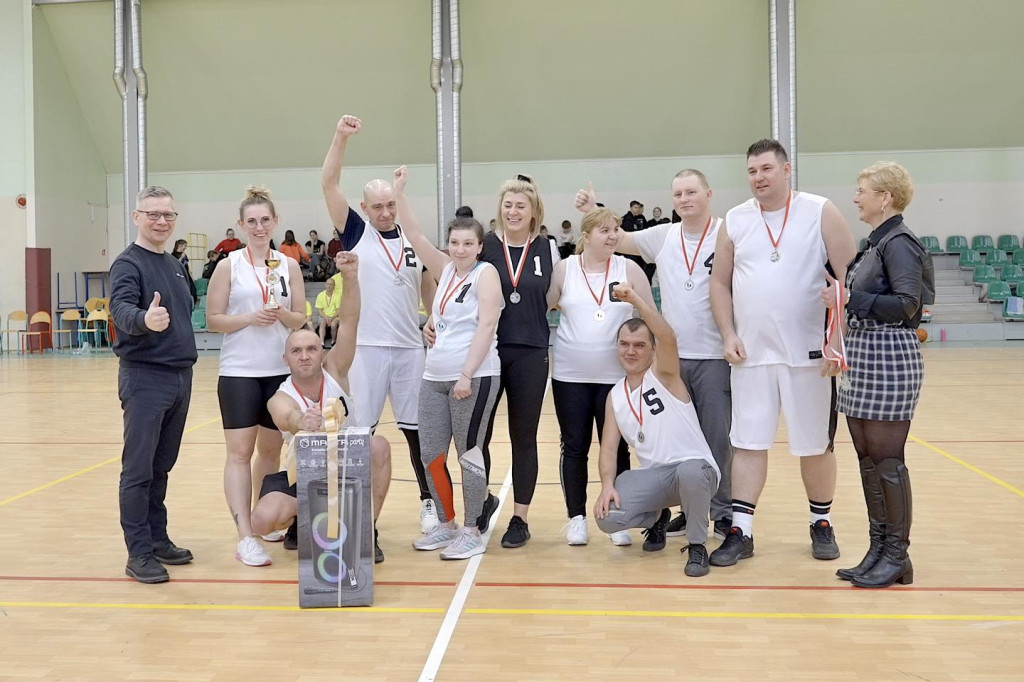 Integracyjny turniej Piłki Koszykowej osób niepełnosprawnych na hali widowiskowej w Strzelnie